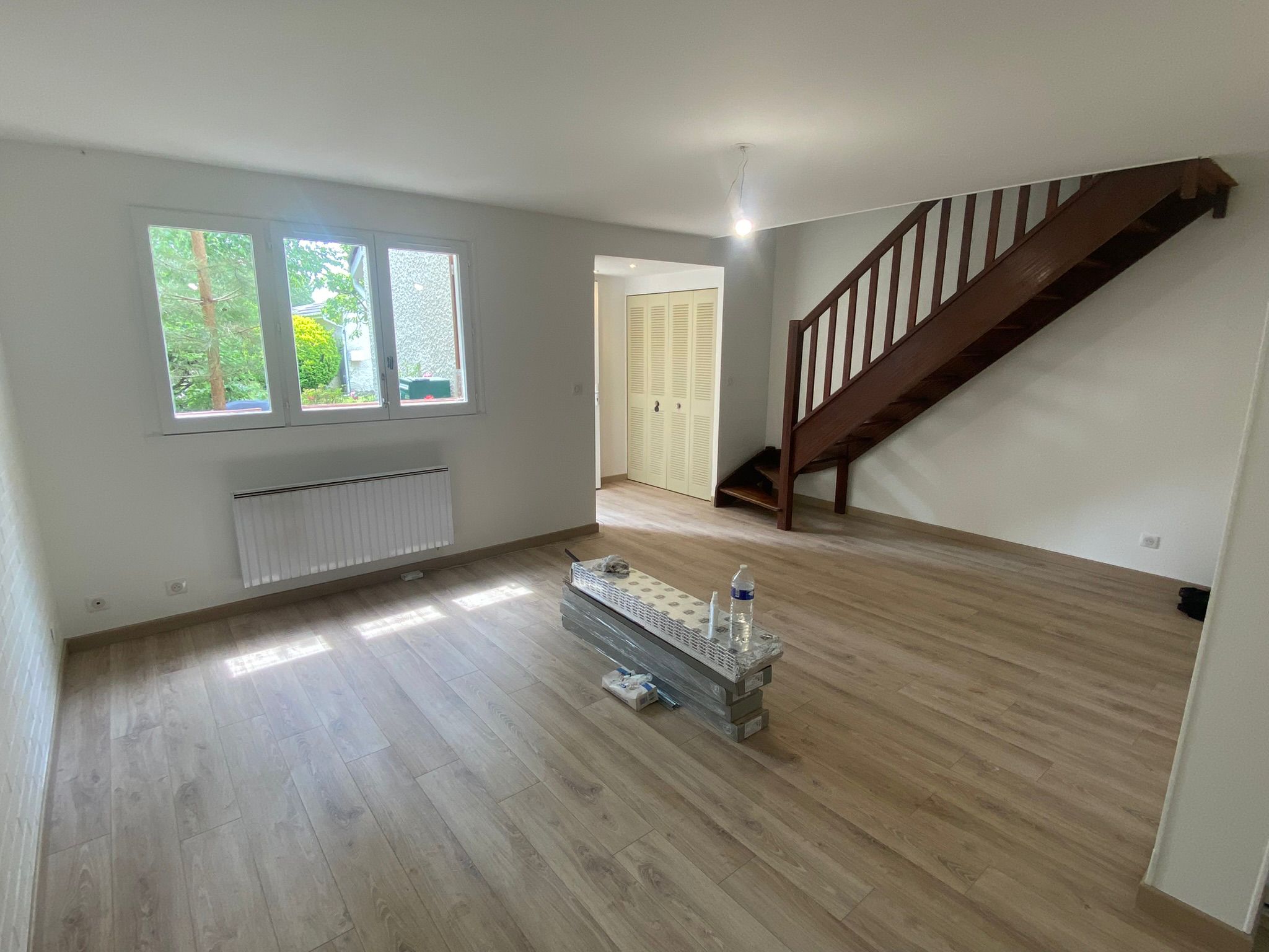 Salon avec escalier